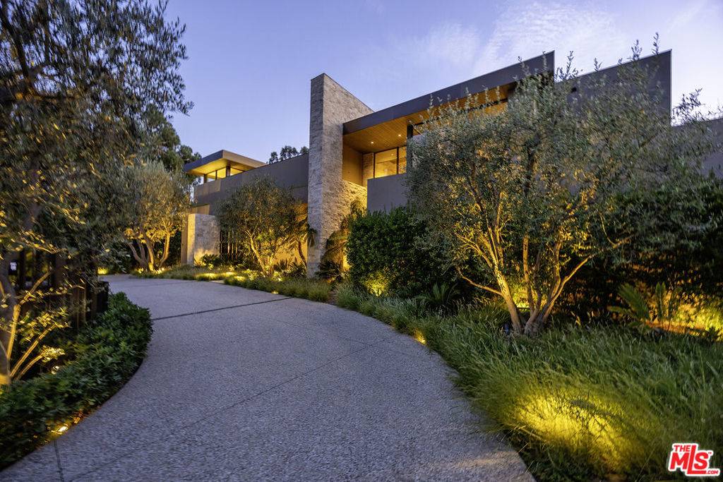 Beverly Hills, CA 90210,729 N Camden DR