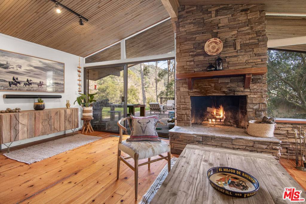 Calabasas, CA 91302,886 Camino Colibri