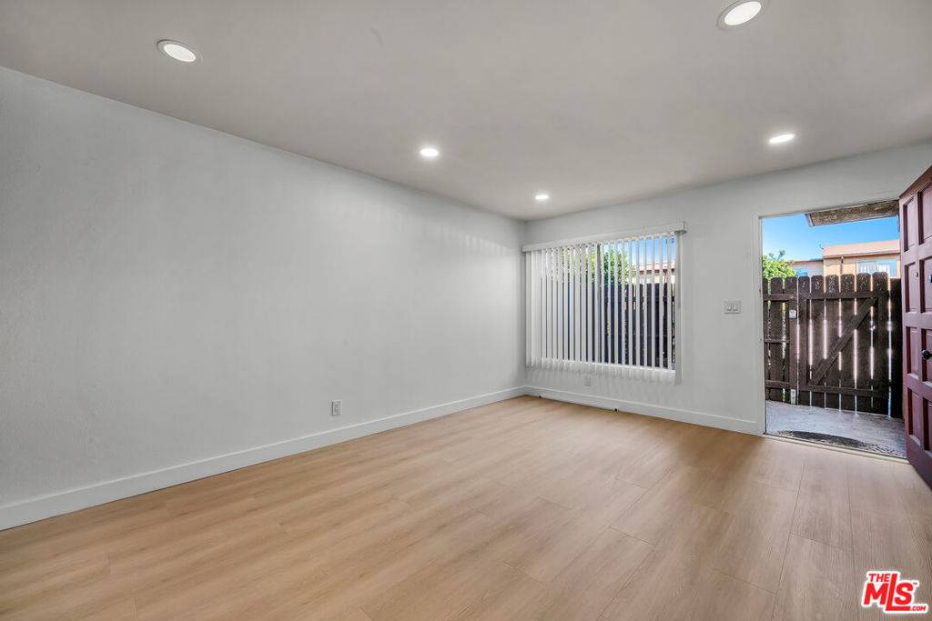 Van Nuys, CA 91405,7301 Lennox AVE #D03