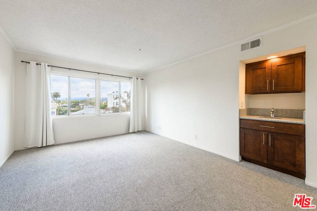 Los Angeles, CA 90048,340 N Hayworth AVE #302