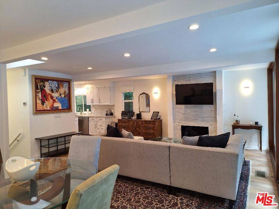 Beverly Hills, CA 90210,1573 Benedict Canyon DR