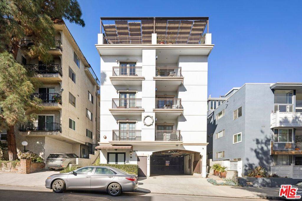 Los Angeles, CA 90049,11633 Chenault ST #202