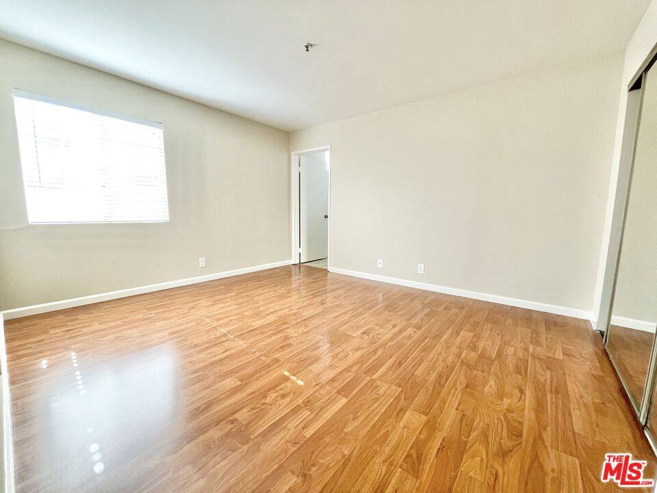 Los Angeles, CA 90048,8722 Burton Way #102