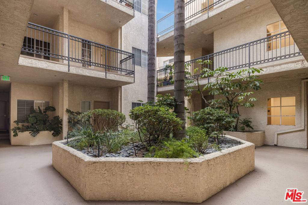 Toluca Lake, CA 91602,10604 Valley Spring LN #104