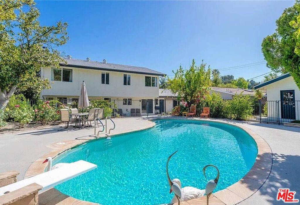 Woodland Hills, CA 91367,24211 Burbank BLVD