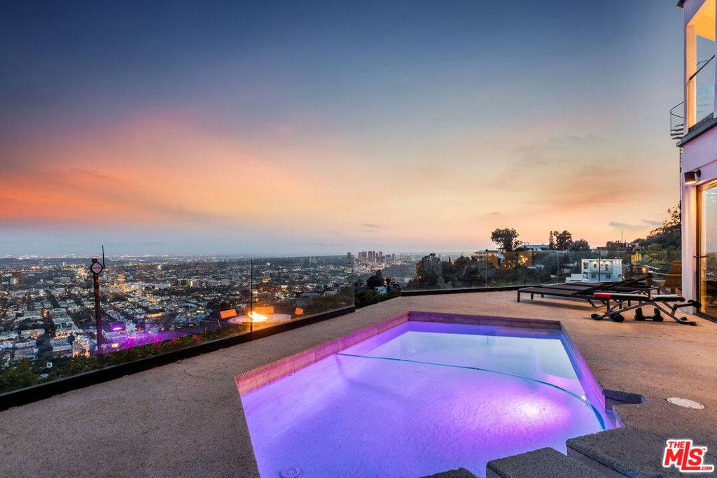 Los Angeles, CA 90046,8308 Grand View DR