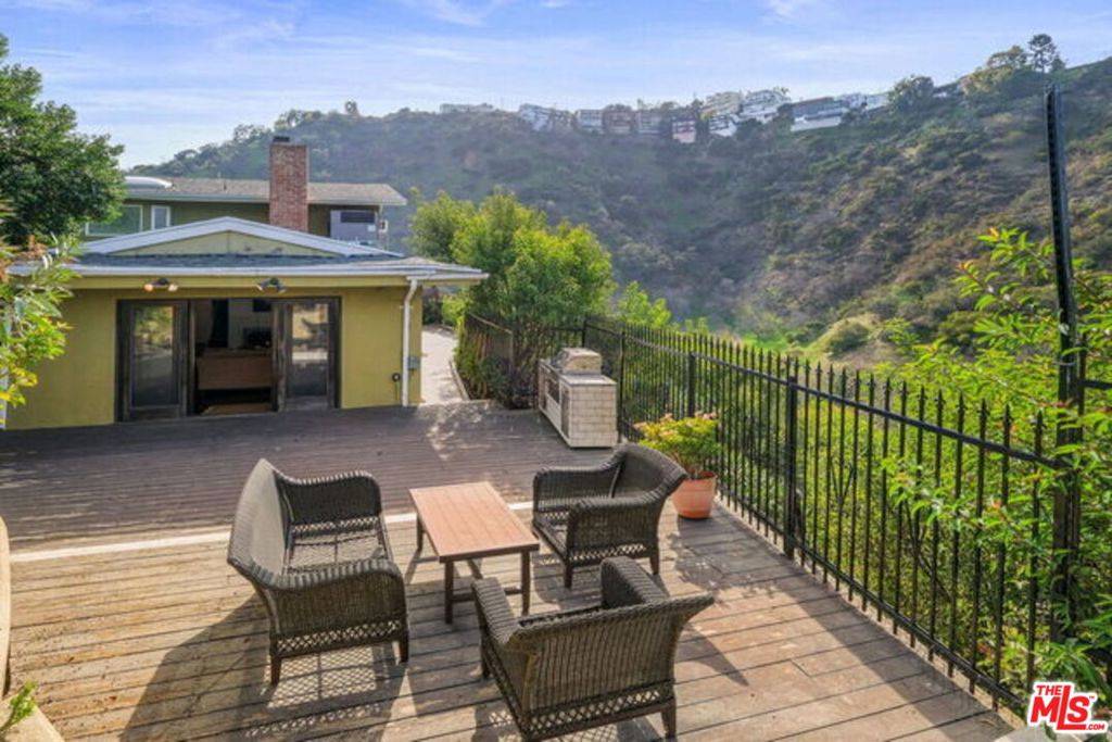 Los Angeles, CA 90046,8159 Laurelmont DR
