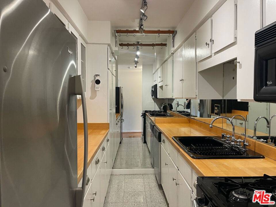 West Hollywood, CA 90069,1222 N Olive DR #305