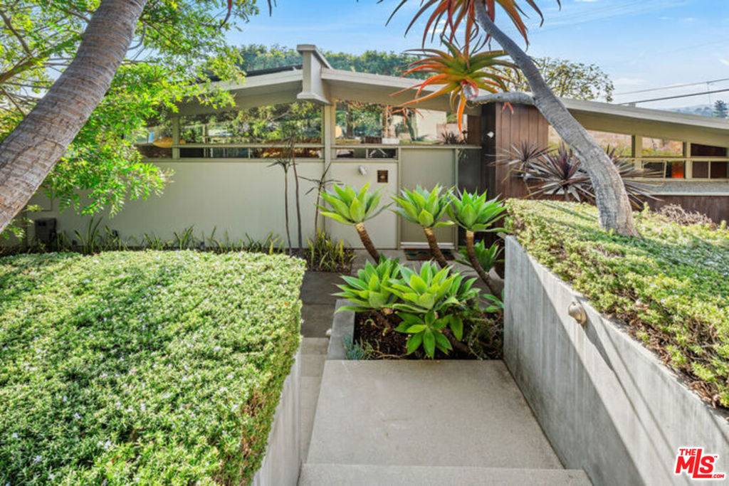 Los Angeles, CA 90049,12412 Deerbrook LN