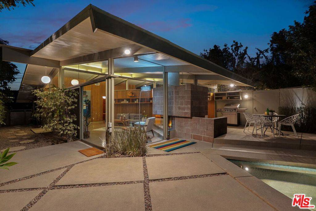 Los Angeles, CA 90049,12412 Deerbrook LN