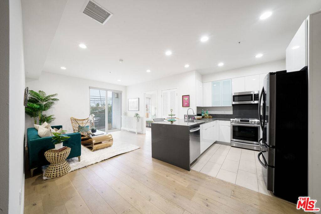 Los Angeles, CA 90004,105 S Mariposa AVE #210