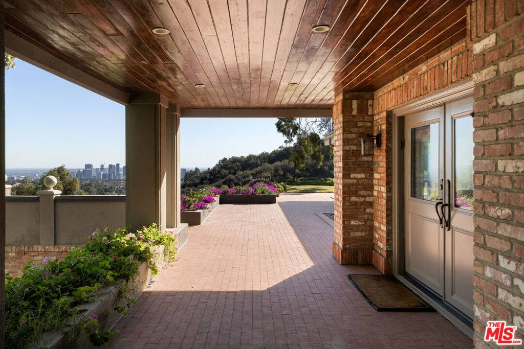Los Angeles, CA 90077,10694 Somma WAY