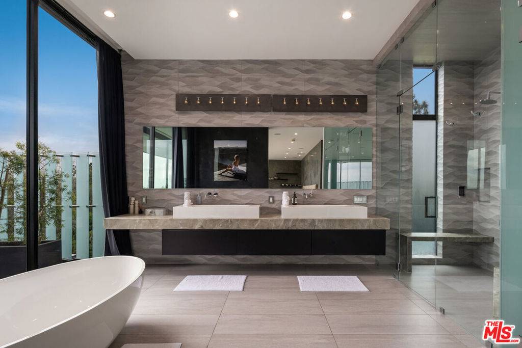 2304 Donella CIR Los Angeles, CA 90077