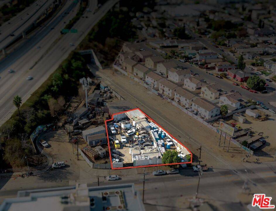 Los Angeles, CA 90061,11627 S Main ST