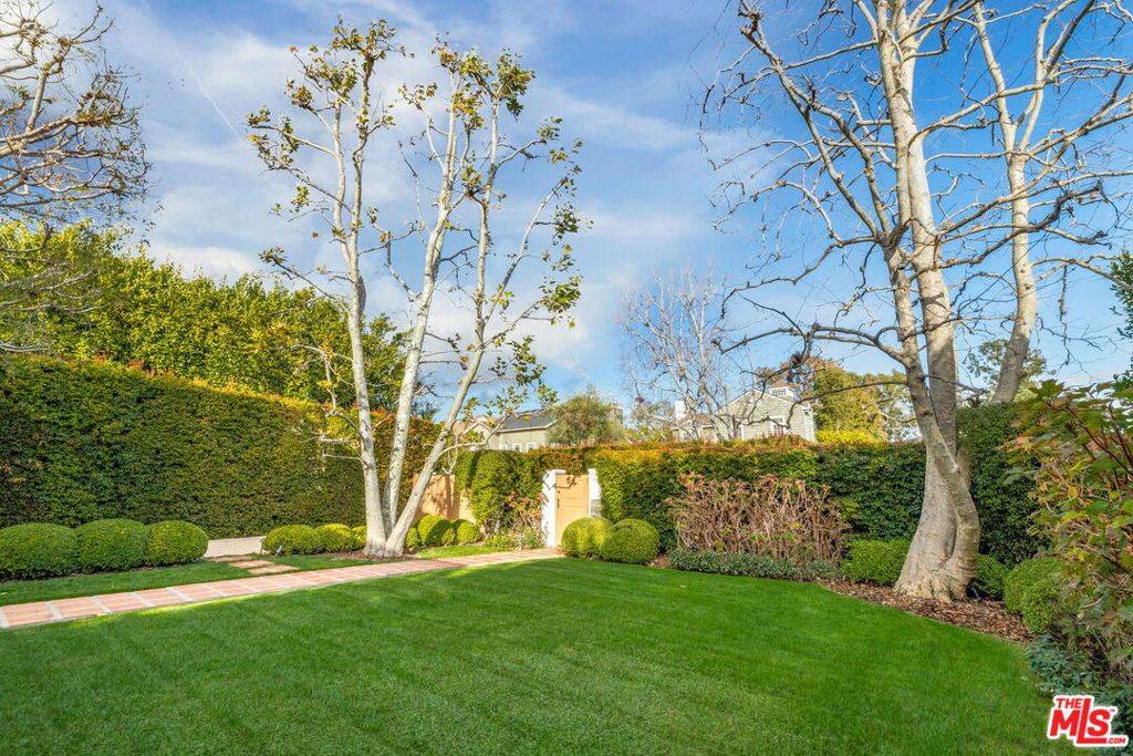Los Angeles, CA 90049,131 S Carmelina AVE