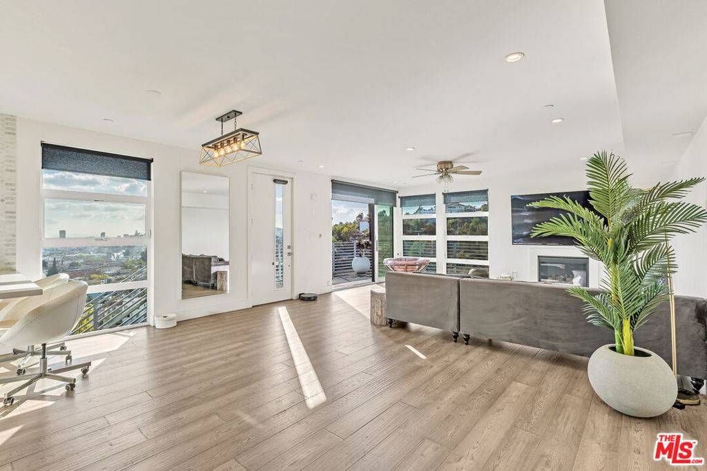 Los Angeles, CA 90065,3861 W Point DR