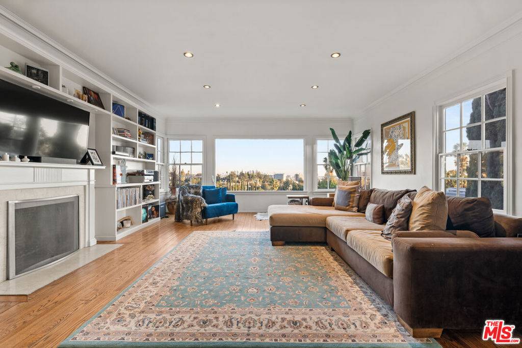 Los Angeles, CA 90068,2312 Lorenzo DR