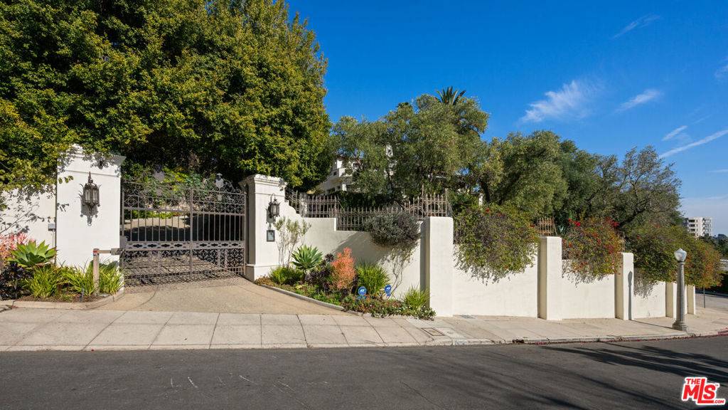 Los Angeles, CA 90027,2400 Inverness AVE