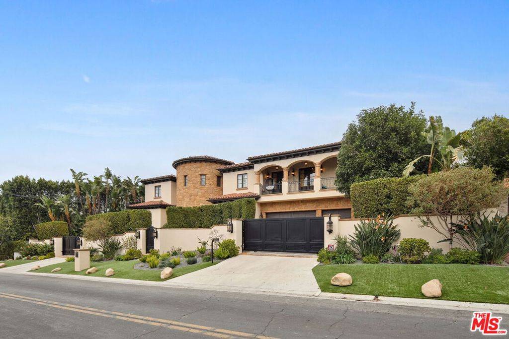 Encino, CA 91316,4718 White Oak AVE