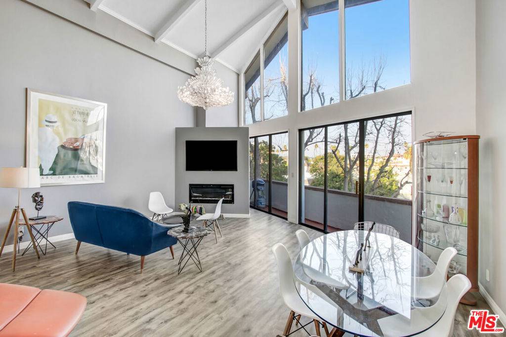 Los Angeles, CA 90049,831 S Gretna Green WAY #302