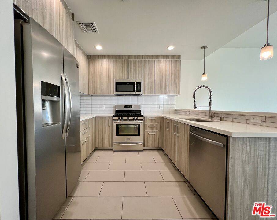 West Hollywood, CA 90069,1232 N KINGS RD #305