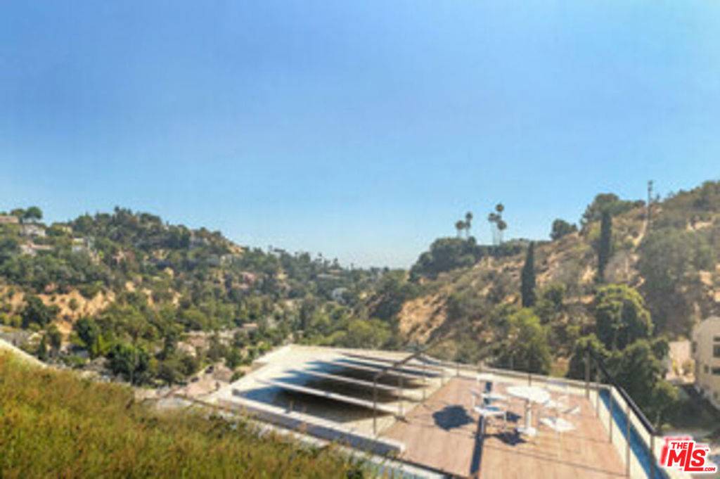 Los Angeles, CA 90068,2613 Bronholly DR
