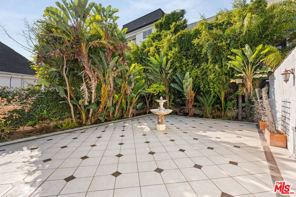 West Hollywood, CA 90048,115 N Almont DR
