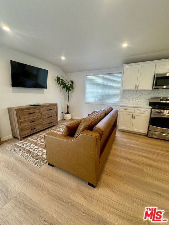 Beverly Hills, CA 90211,132 N CARSON RD #A