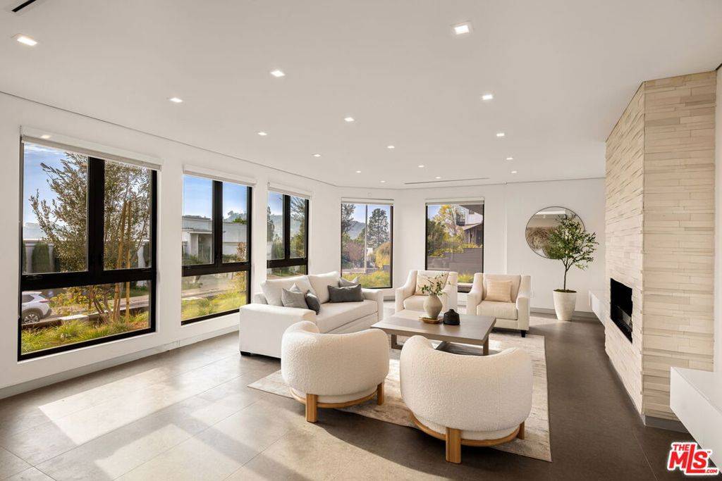 Los Angeles, CA 90046,7911 Oceanus DR