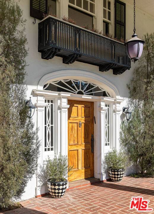 Beverly Hills, CA 90210,1006 N Crescent DR