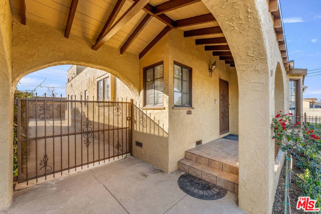 Los Angeles, CA 90047,8905 S Wilton PL