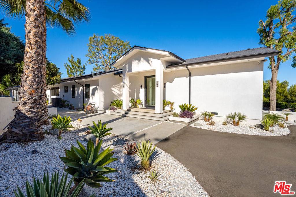 Tarzana, CA 91356,19536 Wells DR
