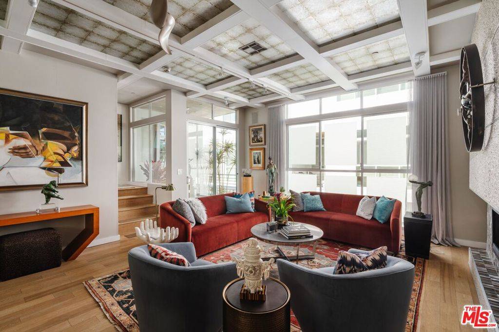 Los Angeles, CA 90038,6732 W HEPBURN WAY