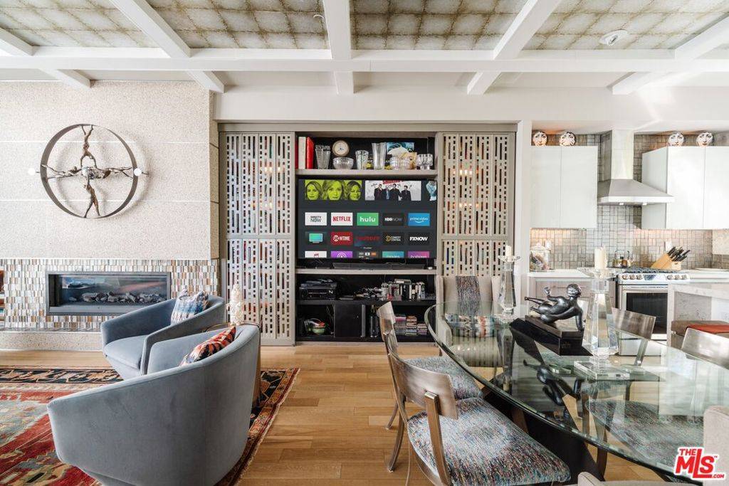 Los Angeles, CA 90038,6732 W HEPBURN WAY