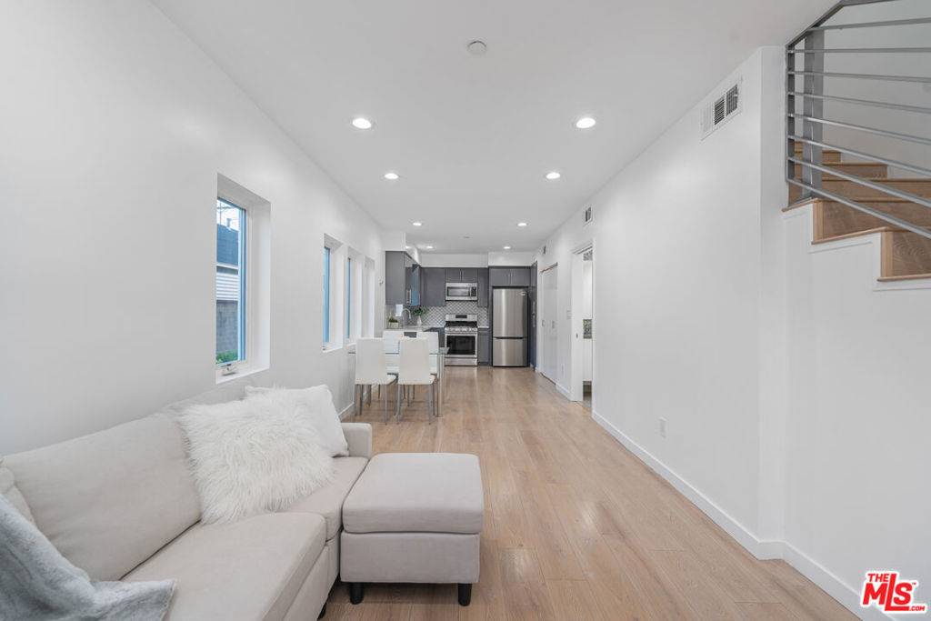 North Hollywood, CA 91602,10706 Camarillo ST