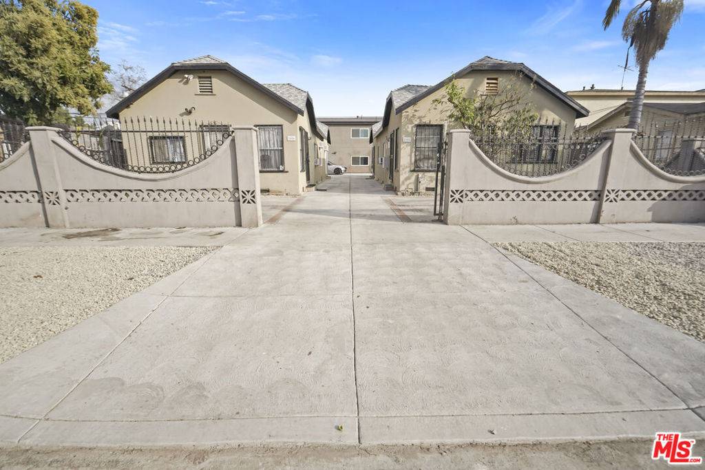 Los Angeles, CA 90016,2808 S Cloverdale AVE #2/3