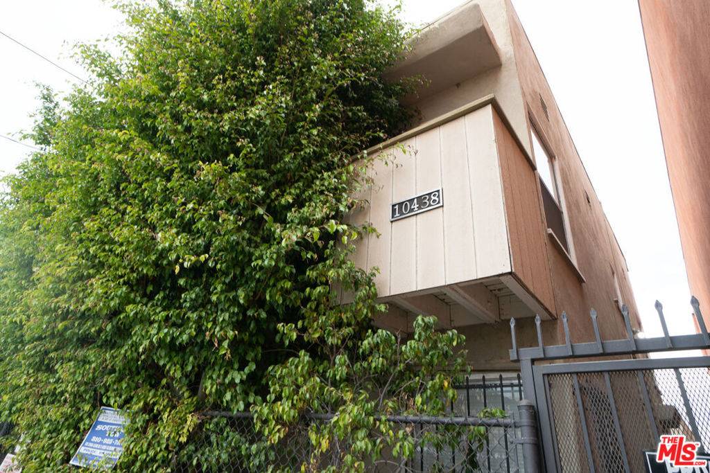 Los Angeles, CA 90025,10438 Santa Monica BLVD #3