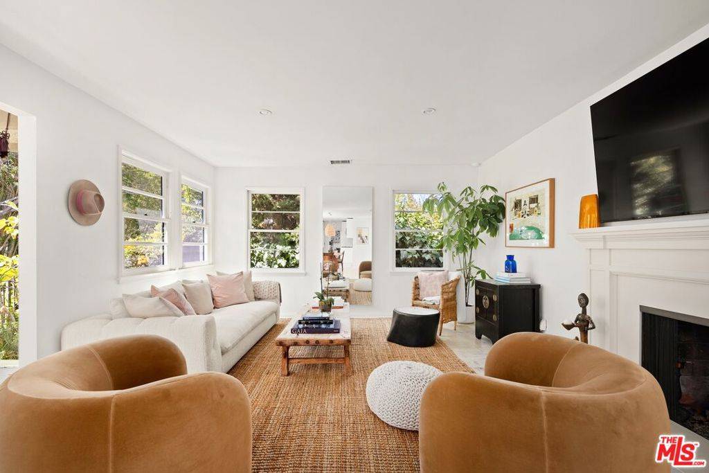 Los Angeles, CA 90068,5733 Valley Oak DR