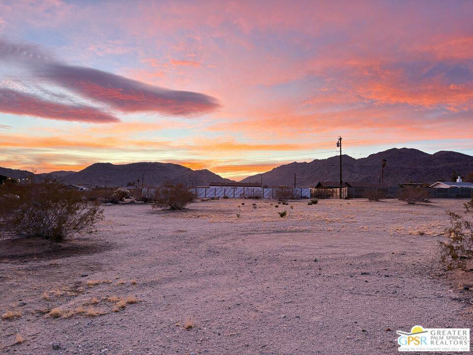 Joshua Tree, CA 92252,4758 Avenida La Flora Desierta