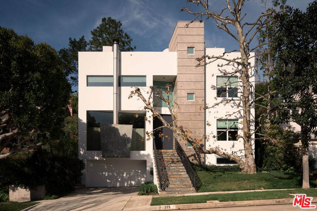 Los Angeles, CA 90049,255 S Bentley AVE