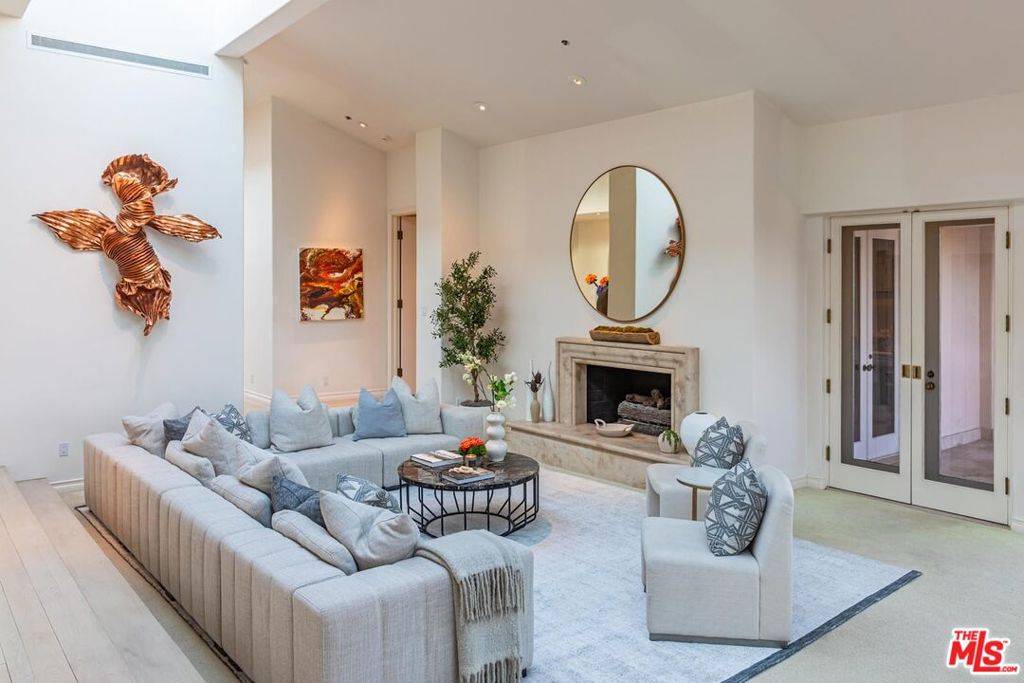 Beverly Hills, CA 90210,1136 Calle Vista DR