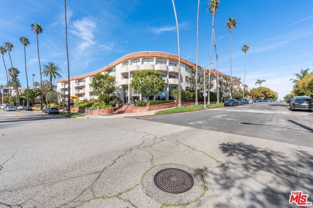 Los Angeles, CA 90049,836 S Bundy DR #300