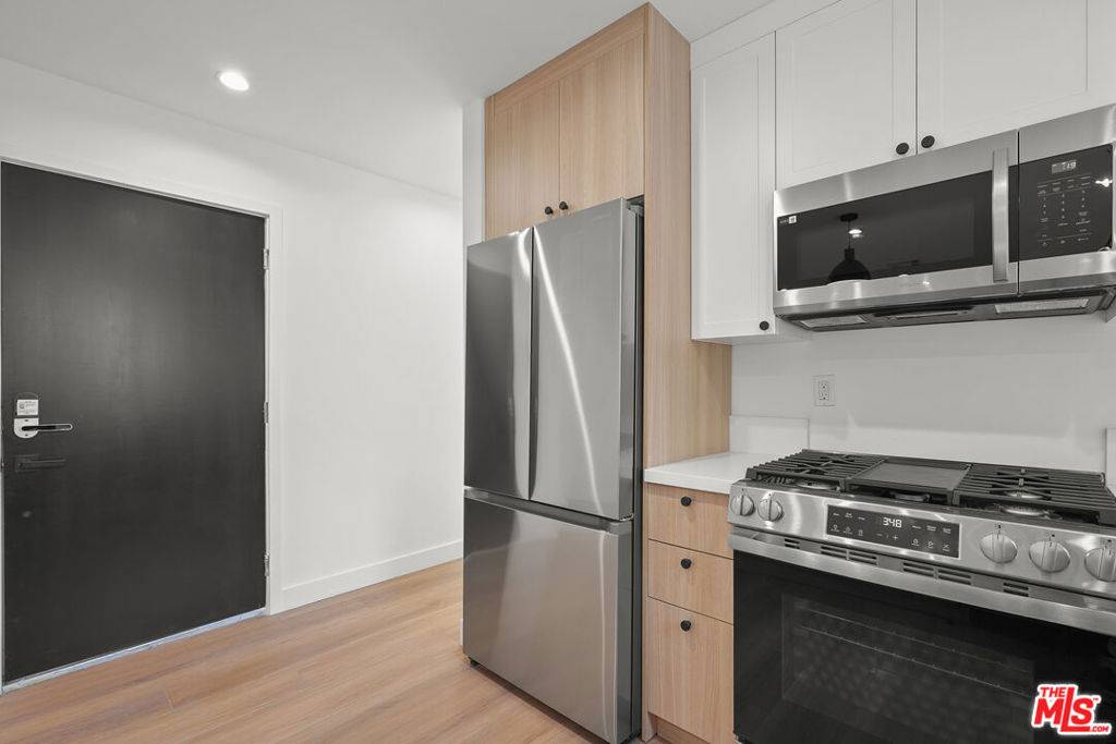 Los Angeles, CA 90028,1331 N June ST #3/4