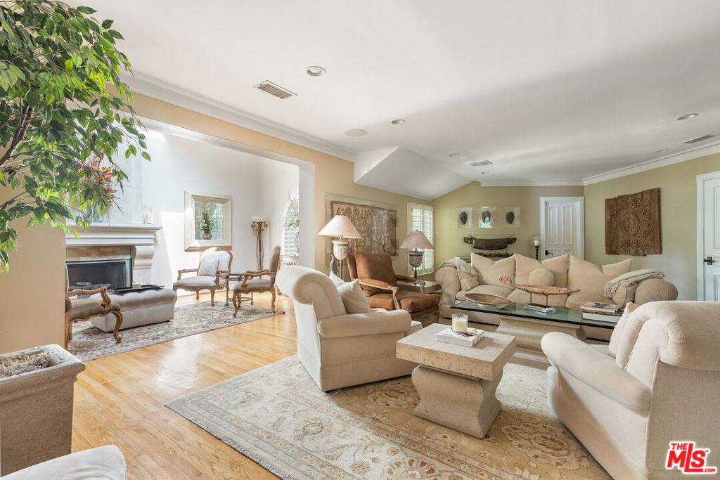 Los Angeles, CA 90068,5630 Valley Oak DR