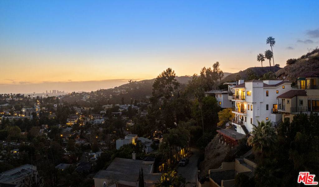 Los Angeles, CA 90068,6420 Quebec DR