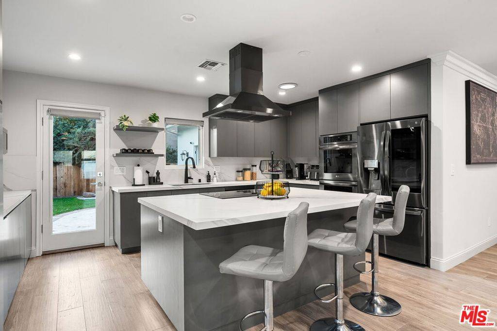 22832 Collins ST Woodland Hills, CA 91367