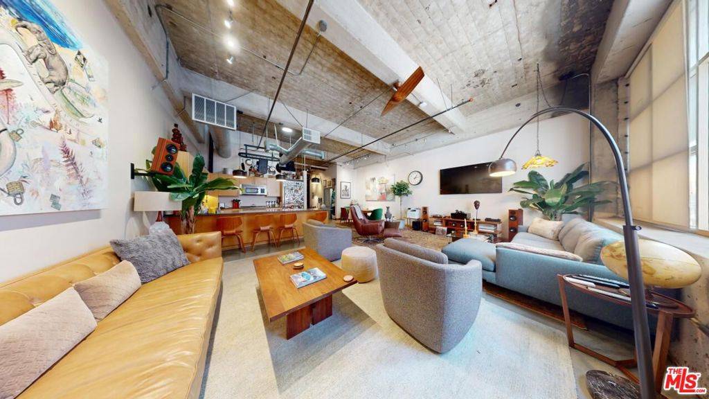 Los Angeles, CA 90015,1130 S Flower ST #216