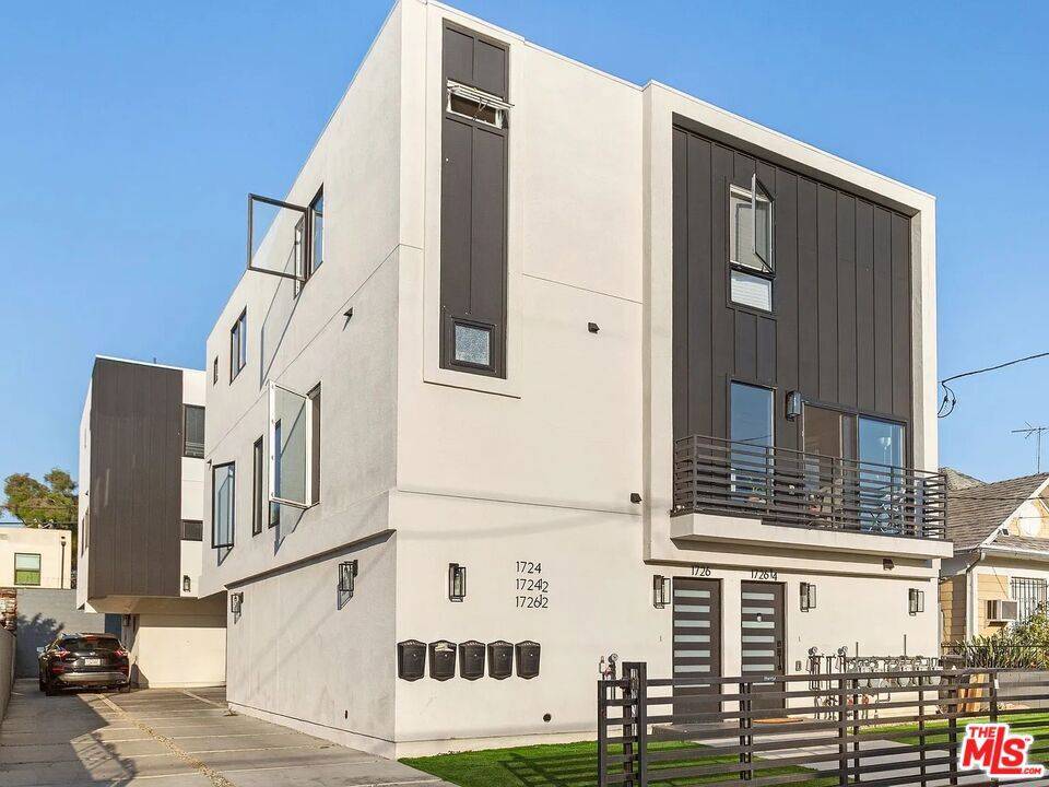 Los Angeles, CA 90006,1724 Menlo AVE