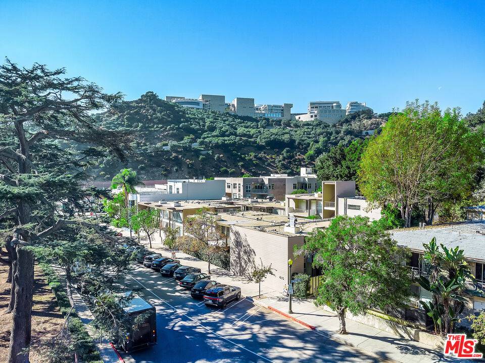 Los Angeles, CA 90049,833 Moraga DR