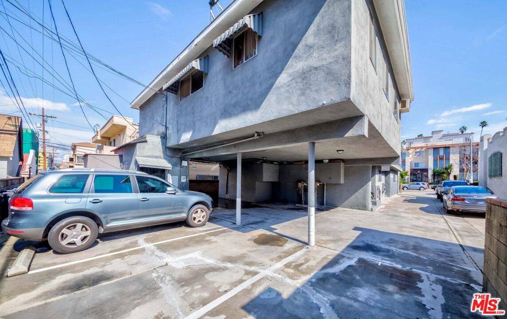 Los Angeles, CA 90019,947 S St Andrews PL